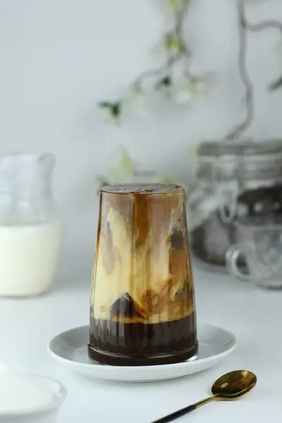 木製の背景に氷のコーヒー — ストック写真
