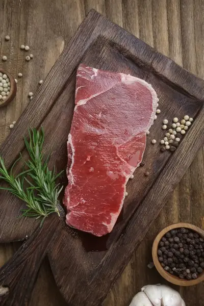 Syrové Hovězí Steaky Kořením Bylinkami Dřevěné Desce Ploché — Stock fotografie