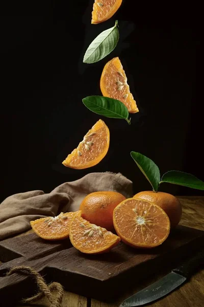 Tangerine Svart Bakgrund Med Ett Blad — Stockfoto