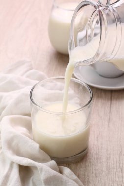 süt ve taze süt ürünleri masada