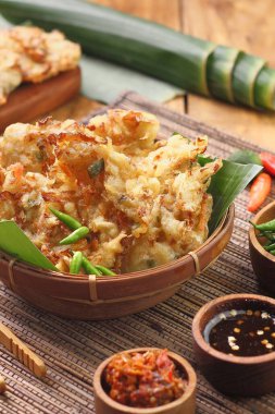 Dodol ya da jenang, yapışkan pirinç unu, hindistan cevizi sütü ve esmer şekerden yapılan bir aperatiftir, bazen durian, soursop (mısır), kağıt ve benzeri meyvelerle karıştırılır..