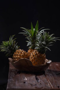 Siyah arkaplanda ananas