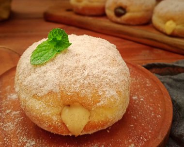 Dodol ya da jenang, yapışkan pirinç unu, hindistan cevizi sütü ve esmer şekerden yapılan bir aperatiftir, bazen durian, soursop (mısır), kağıt ve benzeri meyvelerle karıştırılır..