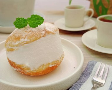 Dodol, yapışkan pirinç unu, hindistan cevizi sütü ve esmer şekerden yapılan bir aperatiftir. Bazen durian, kaynak suyu, mısır, kağıt ve benzeri meyvelerle karıştırılır..