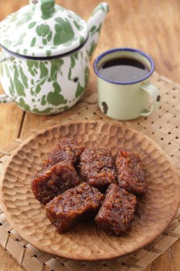 Dodol ya da jenang, yapışkan pirinç unu, hindistan cevizi sütü ve esmer şekerden yapılan bir aperatiftir, bazen durian, soursop (mısır), kağıt ve benzeri meyvelerle karıştırılır..