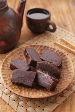 Dodol ya da jenang, yapışkan pirinç unu, hindistan cevizi sütü ve esmer şekerden yapılan bir aperatiftir, bazen durian, soursop (mısır), kağıt ve benzeri meyvelerle karıştırılır..