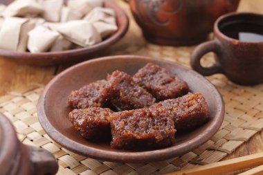 Dodol ya da jenang, yapışkan pirinç unu, hindistan cevizi sütü ve esmer şekerden yapılan bir aperatiftir, bazen durian, soursop (mısır), kağıt ve benzeri meyvelerle karıştırılır..