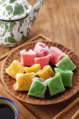 Dodol, yapışkan pirinç unu, hindistan cevizi sütü ve esmer şekerden yapılan bir aperatiftir. Bazen durian, kaynak suyu, mısır, kağıt ve benzeri meyvelerle karıştırılır..