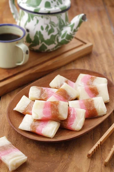 Dodol或Jenang是一种由粘米粉 椰奶和红糖制成的小吃 有时与水果混合在一起 如榴莲 用叶子 包裹的酸肥皂 — 图库照片