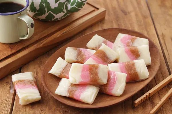 Dodol或Jenang是一种由粘米粉 椰奶和红糖制成的小吃 有时与水果混合在一起 如榴莲 用叶子 包裹的酸肥皂 — 图库照片