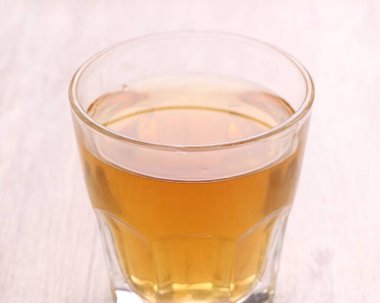 Carnelian ya da Agate, temel bileşenleri olan chalcedony ve quartz 'dan oluşan ve taneciklerinin inceliği ve çeşitli renkleriyle karakterize edilen yaygın bir kaya formasyonudur..