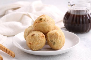 Masada sıcak bir içecek var.