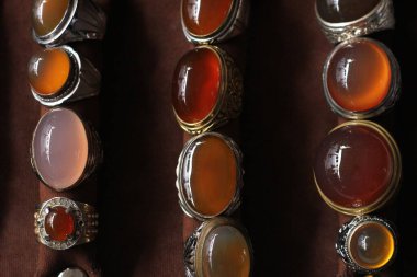 Carnelian ya da Agate, temel bileşenleri olan chalcedony ve quartz 'dan oluşan ve taneciklerinin inceliği ve çeşitli renkleriyle karakterize edilen yaygın bir kaya formasyonudur..