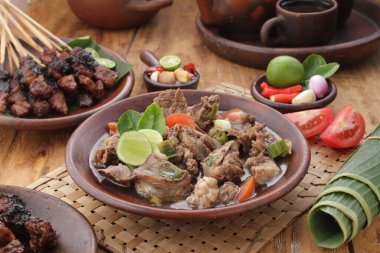 Carnelian ya da Agate, temel bileşenleri olan chalcedony ve quartz 'dan oluşan ve taneciklerinin inceliği ve çeşitli renkleriyle karakterize edilen yaygın bir kaya formasyonudur..