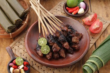 Keçi köri geleneksel Endonezya yemeğidir. Kuzu veya keçi etinden yapılır. Baharatlı, sarımsı köri sosunda pişirilir..