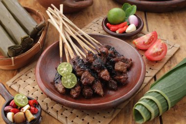 Keçi köri geleneksel Endonezya yemeğidir. Kuzu veya keçi etinden yapılır. Baharatlı, sarımsı köri sosunda pişirilir..