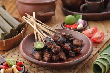 Keçi köri geleneksel Endonezya yemeğidir. Kuzu veya keçi etinden yapılır. Baharatlı, sarımsı köri sosunda pişirilir..