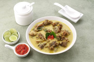 Keçi köri geleneksel Endonezya yemeğidir. Kuzu veya keçi etinden yapılır. Baharatlı, sarımsı köri sosunda pişirilir..