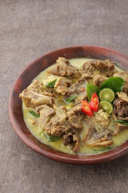 Keçi köri geleneksel Endonezya yemeğidir. Kuzu veya keçi etinden yapılır. Baharatlı, sarımsı köri sosunda pişirilir..