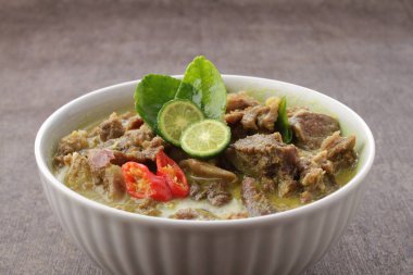 Keçi köri geleneksel Endonezya yemeğidir. Kuzu veya keçi etinden yapılır. Baharatlı, sarımsı köri sosunda pişirilir..