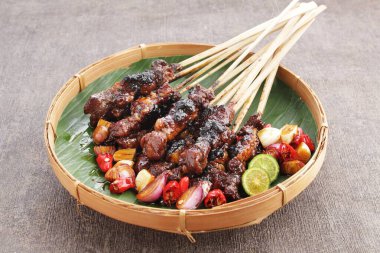 Izgara domuz pirzolası, sebze ve baharatlı.