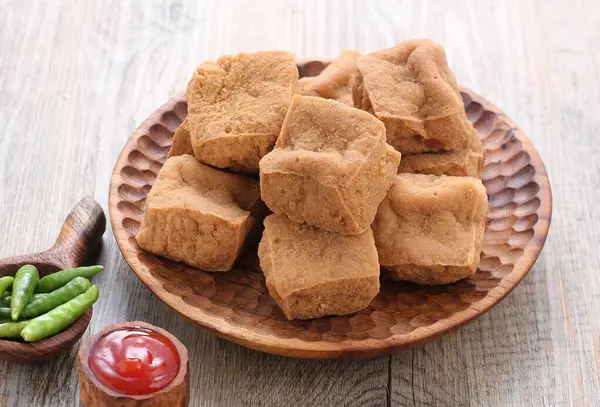 Kore yemeği soya fasulyesi keki, kırmızı çay.
