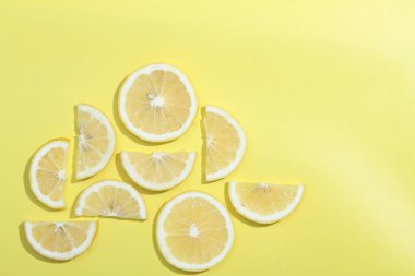 Renkli arkaplanda dilimlenmiş limon