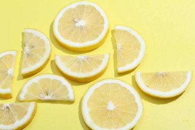 Sarı masadaki taze limonlar.