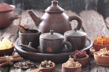 Bitki, bitkilerin isimlerini ve tanımlarını içeren bir kitaptır, genellikle onların tıbbi, tonik, aşçılık, toksik, halüsinatif, aromatik veya büyülü güçleri ve onlarla ilişkili efsaneler hakkında bilgi içerir.