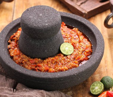 Beyaz arka plan üzerinde gölge hurma yaprakları