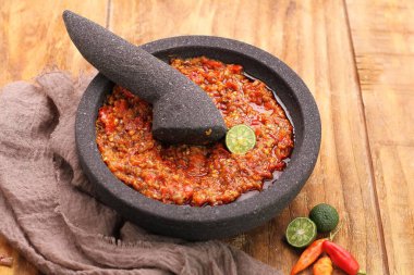 Beyaz arka plan üzerinde gölge hurma yaprakları