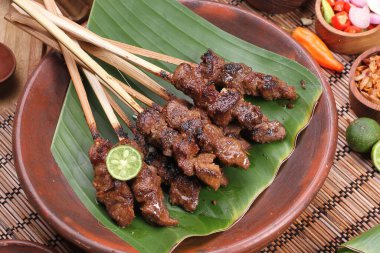 Pempek, nişasta ve sago unuyla karıştırılmış yumuşak balık etinden yapılan bir yemektir..