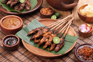 Pempek, nişasta ve sago unuyla karıştırılmış yumuşak balık etinden yapılan bir yemektir..