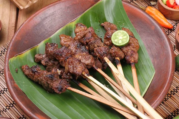 Pempek, nişasta ve sago unuyla karıştırılmış yumuşak balık etinden yapılan bir yemektir..