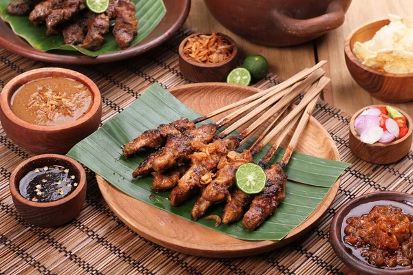 Pempek, nişasta ve sago unuyla karıştırılmış yumuşak balık etinden yapılan bir yemektir..