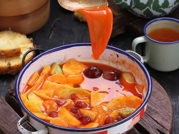 Indonesisk Mat Syltet Frisk Frukt Med Saus Laget Sitronsaft Chili – stockfoto