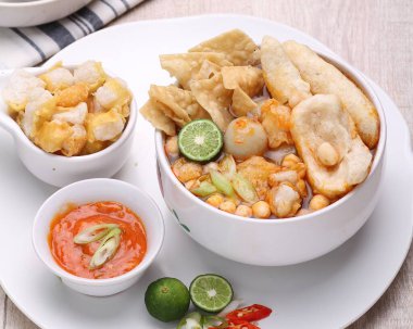 Yemek fotoğrafçılığı, yiyeceklerin çekici natürmort fotoğraflarını çekmek için kullanılan bir natürmort fotoğrafçılık türüdür. Ticari fotoğrafçılığın uzmanlaşması olarak.,