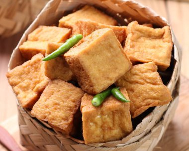 Sebzeli ve sebzeli kızarmış tofu.