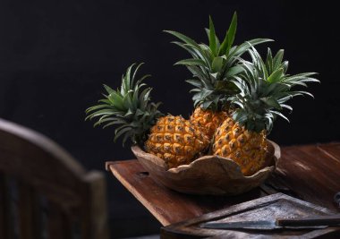 Yakın plan - arka planda taze meyveli lezzetli ananas manzarası