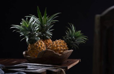 Ahşap masa üzerinde olgunlaşmış ananas