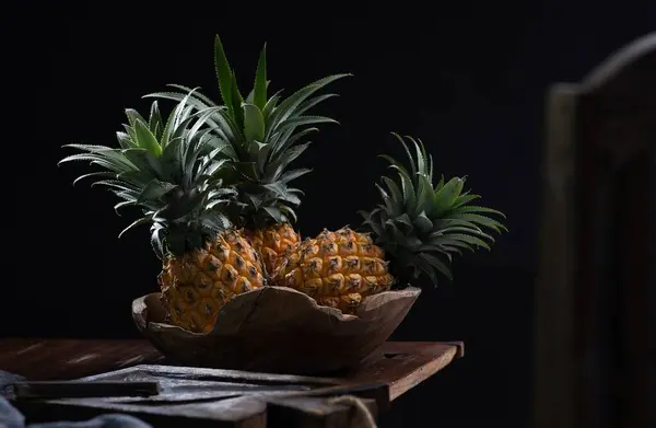 Reife Ananas Auf Holztisch — Stockfoto