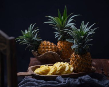 Tahta üzerinde pipet olan taze, olgun bir ananas. yüksek kaliteli fotoğraf