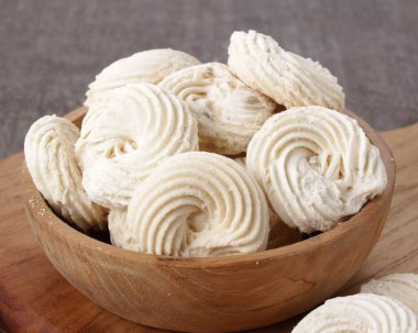 Tahtadaki beyaz şekerlemeler, yakın plan.