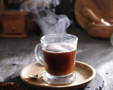 Kahve fincanı ve ahşap masada sıcak içecek. sabah