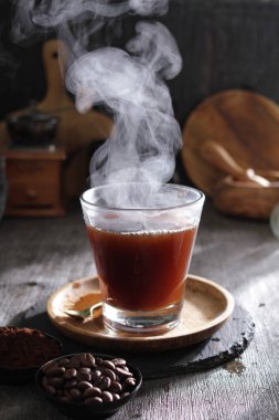 Siyah arka planda sıcak kahve.