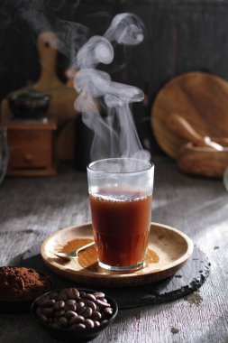 Tahta masadaki tarçınlı bir fincan sıcak içecek.