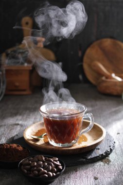 Tahta arka planda sıcak çay