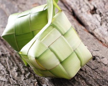 Yaprağın üzerinde pirinç köftesi, Asya yemeği.