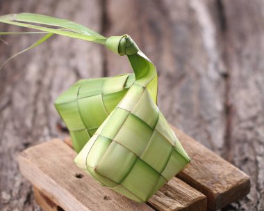 Ahşap arka planda yeşil pirinç yaprakları