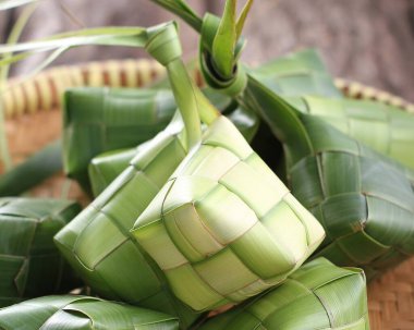 Muz yapraklı yapışkan pirinç.